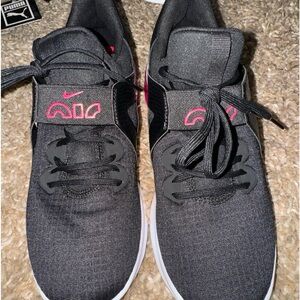NEW Woman’s AirMax Bella Shoes (Size 8.5)